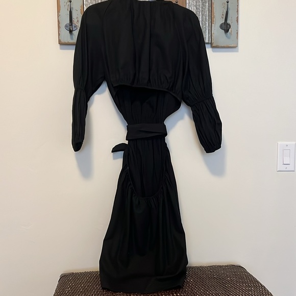 Black mini dress low back cut out with statement sleeves. - Picture 2 of 4